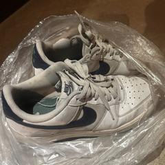 Sneaker Nike, come riportato da Van der Valk Duiven bij Arnhem A12 utilizzando iLost