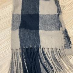Shawl Blauw grijs blokjes, as reported by Pathé Delft using iLost