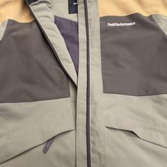 Children's jacket, as reported by Rotterdam The Hague Airport using iLost