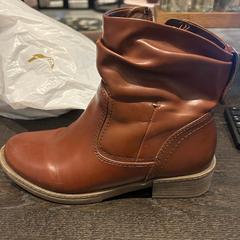 Stivali bruine leren laarzen, come riportato da Van der Valk Hotel Amsterdam-Amstel utilizzando iLost