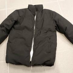 Vestiario - Zwarte kinder winterjas, come riportato da Regio Limburg - Leuven utilizzando iLost