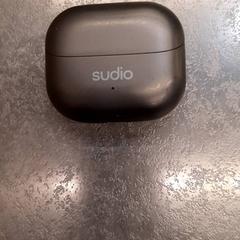 Draadloze oortjes in houder, come riportato da Rotterdam The Hague Airport utilizzando iLost