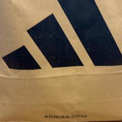 Aankoop adidas adidas, ako bolo nahlásené Designer Outlet Roermond pomocou iLost