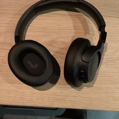 Auscultadores, como reportado por Poppodium 013 utilizando o iLost