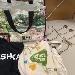 Shoppingkasse AH, Bershka + IKEA hanger, rapporterat av IKEA Eindhoven med iLost