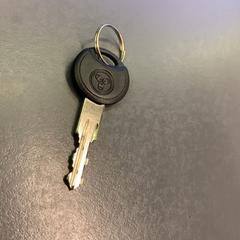 Kľúč Zwart/zilver, ako bolo nahlásené Eindhoven Airport pomocou iLost