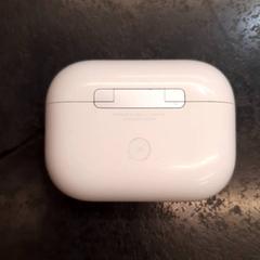 Draadloze oortjes in houder がiLostで Rotterdam The Hague Airport によって報告されました