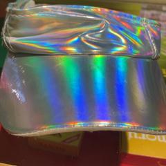 Cappello, come riportato da MEININGER Hotel Berlin East Side Gallary utilizzando iLost