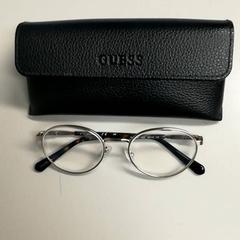 Etui à lunettes avec lunettes Guess, a été signalé par Burgers' Zoo utilisant iLost
