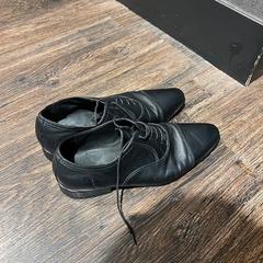 Sapato zwart, como reportado por Van der Valk Hotel Veenendaal utilizando o iLost