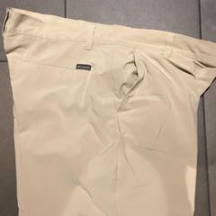 Shorts Kaki, zoals gemeld door MEININGER Hotel Amsterdam City West met iLost