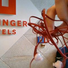 Red headphones, ha sido reportado por MEININGER Hotel Berlin Central Station con iLost