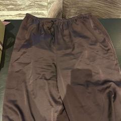 Nohavice satijne bruine pantalon, ako bolo nahlásené Van der Valk Hotel Amsterdam-Amstel pomocou iLost
