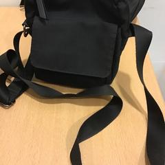 Válltáska, amint azt Qbuzz U-OV az iLost segítségével jelentette.