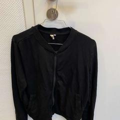 Chaqueta Schwarz Q/S, ha sido reportado por Wilmering Vechta con iLost