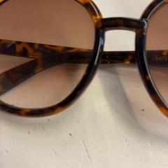 Occhiali da sole, come riportato da DGTL Amsterdam 2025 utilizzando iLost