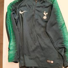 Kinder trui groen, met rits, as reported by Avonturenpark Hellendoorn using iLost