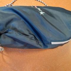 Táska bleu marine, amint azt TCL az iLost segítségével jelentette.