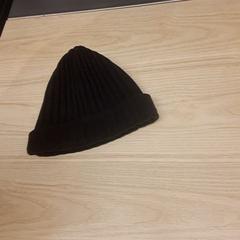 帽子 Svart H&M mössa がiLostで IKEA Älmhult によって報告されました