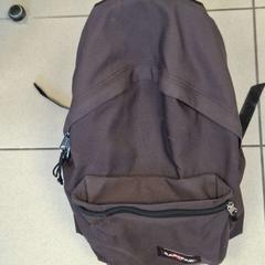 Backpack gris Eastpak, as reported by ilévia using iLost