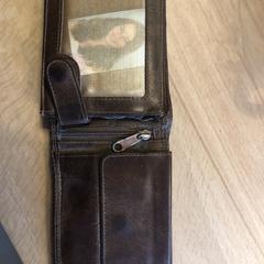 Bruine portemonnee, som rapporterats till iLost