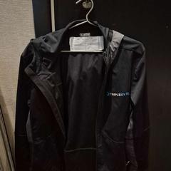 Casaco black, como reportado por The Dominican utilizando o iLost