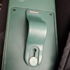 Donkergroene fairphone smartphone mobiel, som rapportert til iLost
