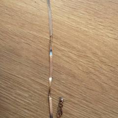 Goudkleurige armbandje ketting, amint azt LUMC az iLost segítségével jelentette.