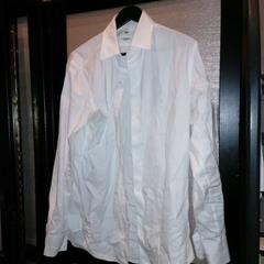 Ing white, amint azt The Dominican az iLost segítségével jelentette.