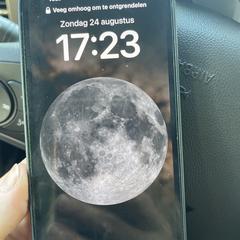 Groene iphone met zwart hoesje, segundo informou a iLost