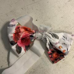 Båge Wit met bloemen, rapporterat av Artis med iLost