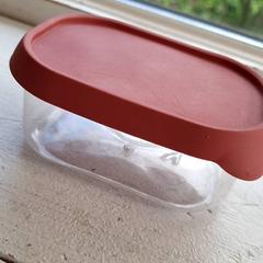 Contenitore di plastica, come riportato da DierenPark Amersfoort utilizzando iLost