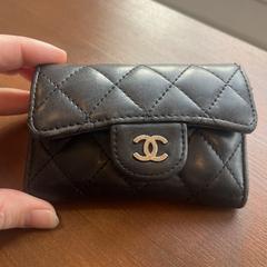 Chanel portemonnee، كما تم الإبلاغ عنه عبر iLost