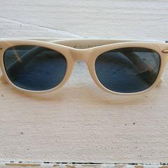 Des lunettes de soleil Wit, a été signalé par DierenPark Amersfoort utilisant iLost
