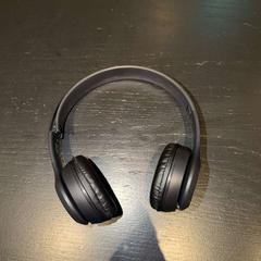 Auriculars zwart, segons ha informat Van der Valk Hotel Amsterdam-Amstel mitjançant iLost