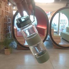 İLost kullanarak MEININGER Hotel Bordeaux Gare Saint-Jean tarafından bildirildiği gibi Su şişesi