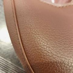 Bolso de mano de couleur marron, ha sido reportado por TCL con iLost