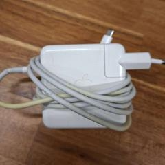 Adapter Apple. Wit. USB-C, rapporterat av Universiteitsbibliotheek Universiteitskwartier med iLost