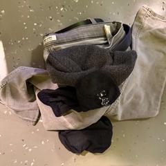 Guants, Texans & Mitjó BLACK, GREY, segons ha informat Room Mate Bruno mitjançant iLost