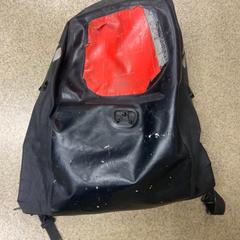 Backpack Svart ryggsäck med röd tejp, as reported by IKEA Linköping using iLost