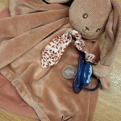 Peluche pulseira, como reportado por IKEA Paris Nord Roissy utilizando o iLost