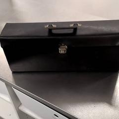 Sac & Mallette kofferje met inhoud voor auto, a été signalé par IKEA Amsterdam utilisant iLost