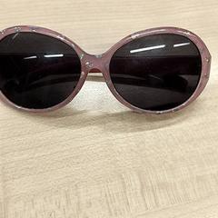 Óculos de sol Roze met goud, como reportado por IKEA Amersfoort utilizando o iLost