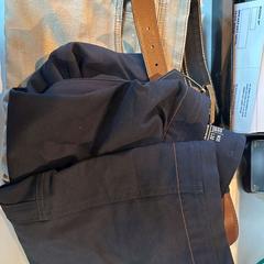 Nohavice, ako bolo nahlásené Room Mate Bruno pomocou iLost