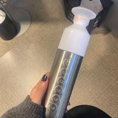 飲用ボトル grijze Dopper がiLostで Cursus en vergadercentrum Domstad によって報告されました
