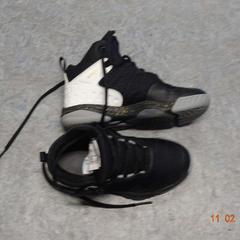 Topánka zwart, ako bolo nahlásené Gemeente Leopoldsburg pomocou iLost