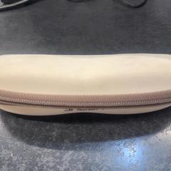 Pouzdro na brýle s brýlemi, jak nahlášeno Rotterdam The Hague Airport pomocí iLost