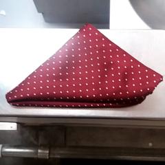 Fazzoletto Bordeaux com pintas brancas, come riportato da IKEA Matosinhos utilizzando iLost