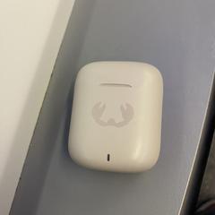 Oortjes doosje wit Fresh ‘n Rebel (krab), som rapporterats till iLost