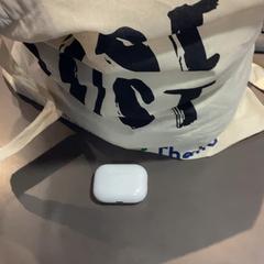 Mala de mão, Auscultadores & Umbrellas, como reportado por MEININGER Hotel Vienna Downtown Sissi utilizando o iLost